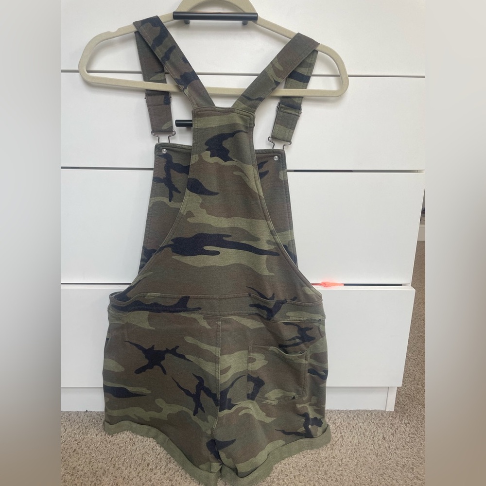 NWOT Thread & Supply Camouflage Shorts Overalls Small - Picture 2 of 3